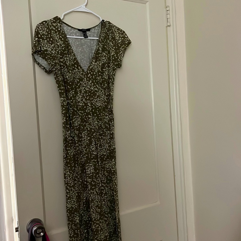 Forever 21 green dress with belt size: M